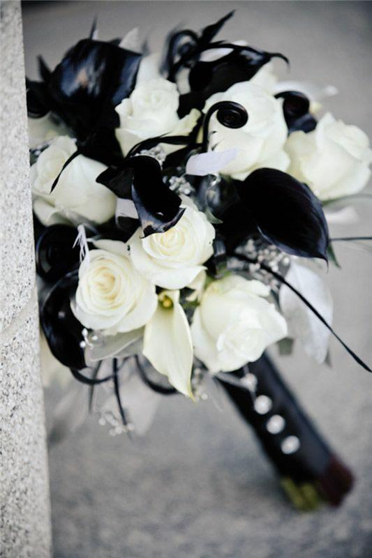 Hääjuhlaideoita mustavalkoinen morsiuskimppu valkoisista ruusuista
