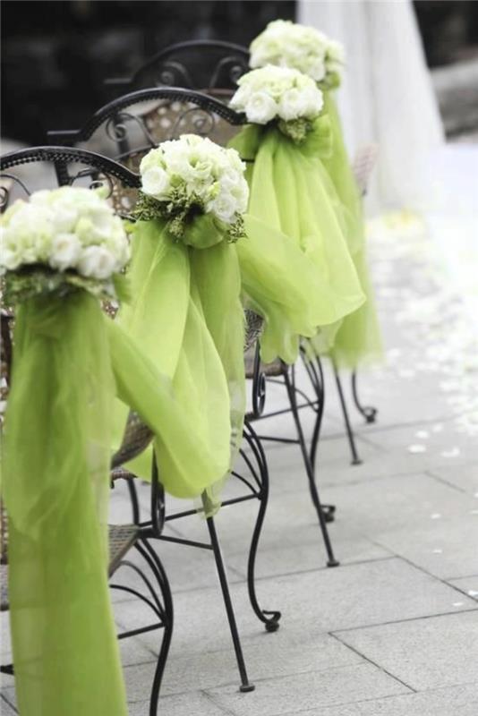 Häävastaanottoideat vihreä organza -kangas ja kukat koristavat tuoleja