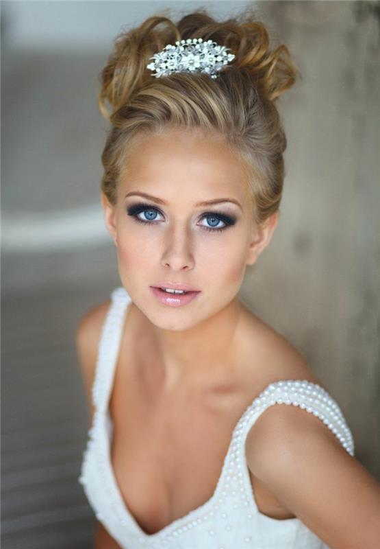 Häät kampaus pitkät hiukset updo tiara