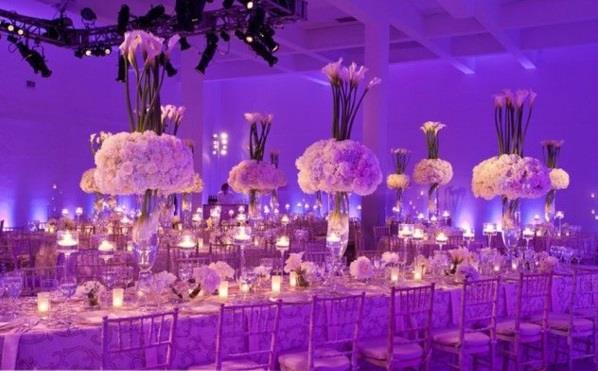 Hääpöydän koristelu kukat valaistus kiiltävä violetti