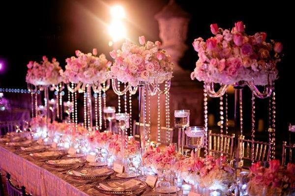 Hääpöydän koristelu kukat valaistus kiiltävä vaaleanpunainen