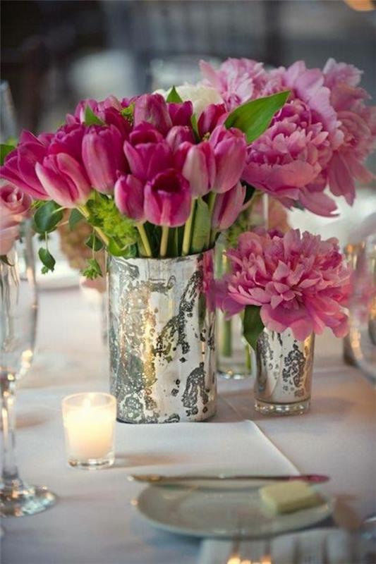 kukat valaisevat hääpöydän koristeet