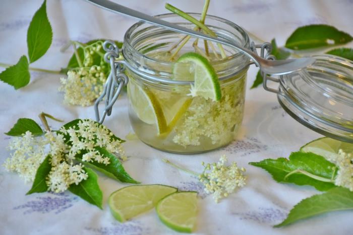 Elderflower -resepti, jossa on sitruunaa lehtineen