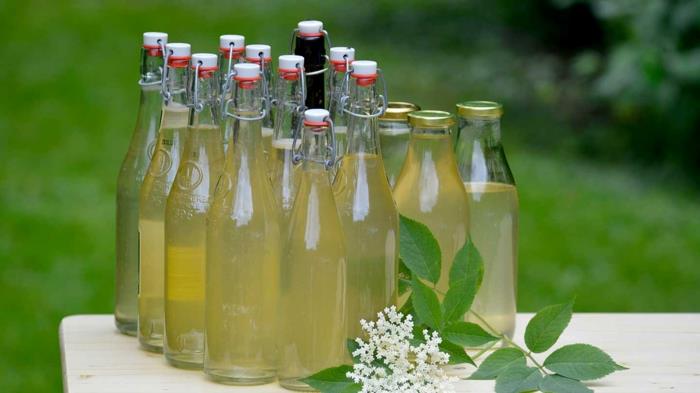 Elderflower -reseptisiirappi pulloissa tiiviisti