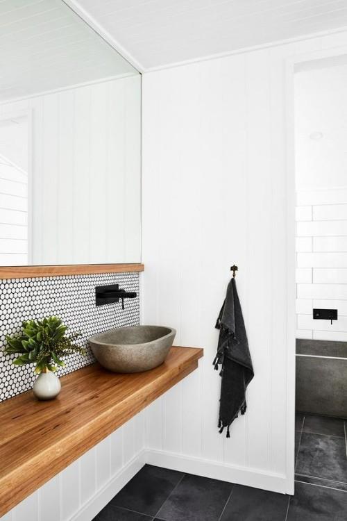 Puu kylpyhuoneessa ehdoton kohokohta harmaa-musta laatat, betoninen ilme