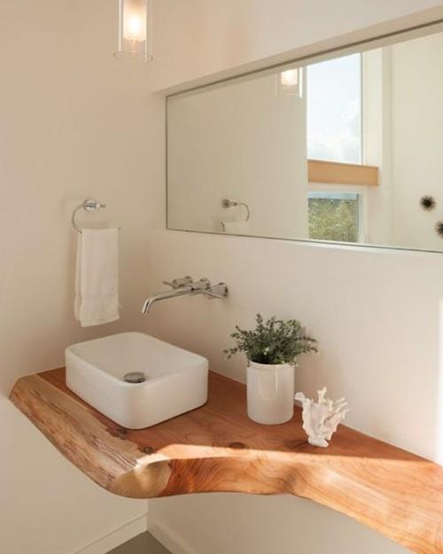 Puu kylpyhuoneessa, moderni pesuallas, monia uusia suunnitteluvaihtoehtoja, kukkaruukkupeili