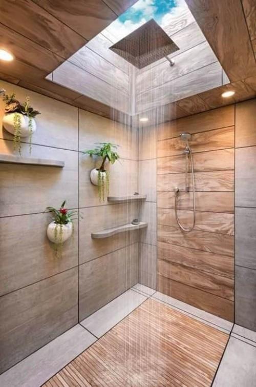 Puinen kylpyhuone erittäin trendikäs laatat sadesuihku vihreät kasvit seinälle