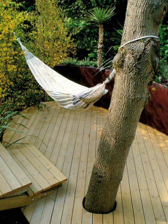 Puiset terassirakenteiset riippumatot korkeasta puusta rentoutumiseen