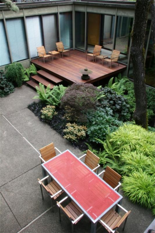 Puukannet suunnittelevat minimalistisia yksinkertaisia ​​huonekaluja, paljon vihreitä kasveja
