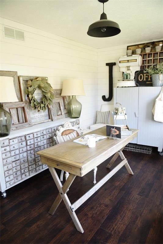 Kotitoimisto maalaistyylisessä puisessa pöytäkaapissa, maalaismainen koristeellinen pöytävalaisin