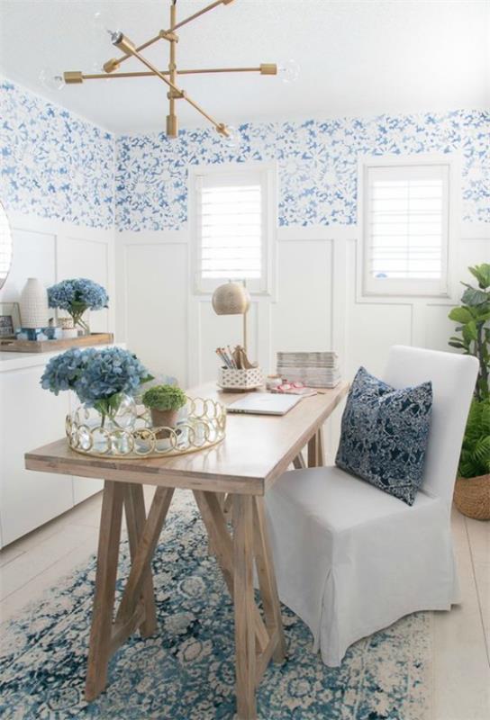 Kotitoimisto merenkulku mielenkiintoinen huonesuunnittelu sininen vahva visuaalinen vaikutus kevyesti kuvioitu tapetti matto koristetyynyt siniset hortensiat maljakossa