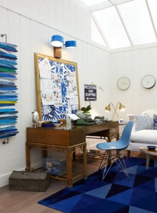 Merenkulun kotitoimiston sisustaminen Erilaiset siniset sävyt hyllyn matolla Tummansininen Tummansininen hallitsee yksinkertaista huonekalua