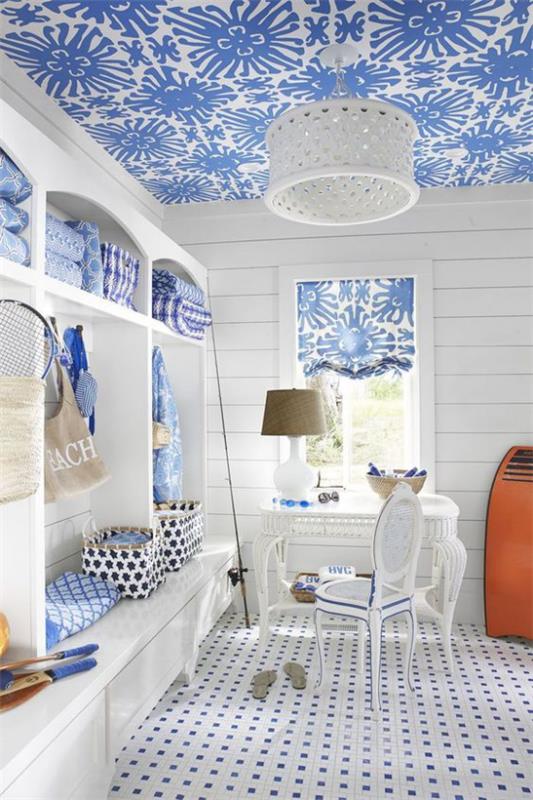 Kotitoimisto merenkulku valkoinen ja sininen yhdistelmä leikkisiä kuvioita oikealla kattokaapilla ikkunapöydän tuolin edessä valkoisessa lampussa