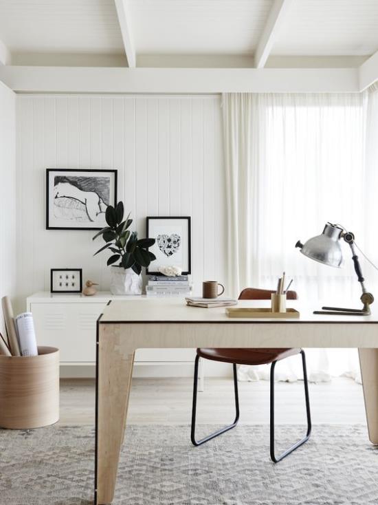 Kotitoimisto neutraaleissa väreissä tyylikäs pöytätuoli pöytävalaisin miellyttävä ilmapiiri