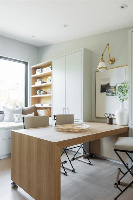 Kotitoimisto neutraaleissa väreissä, moderni työpöytä, vaalea puu, miellyttävä ilmapiiri
