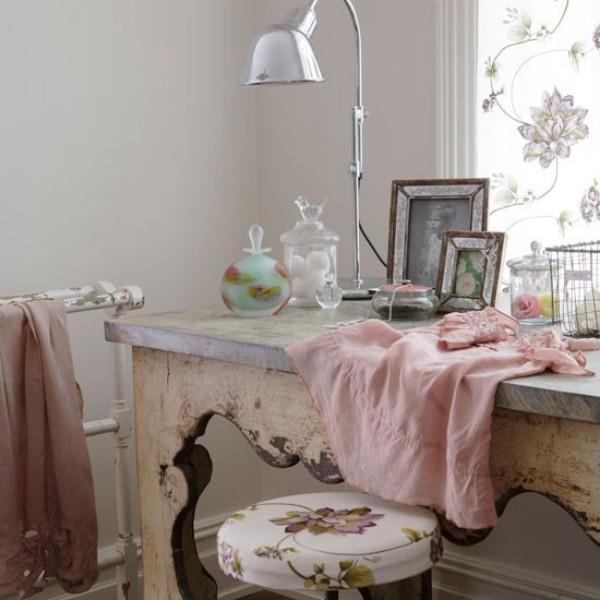 Kotitoimisto, jossa on naisellinen ilme, vintage -tyyli on inspiroiva