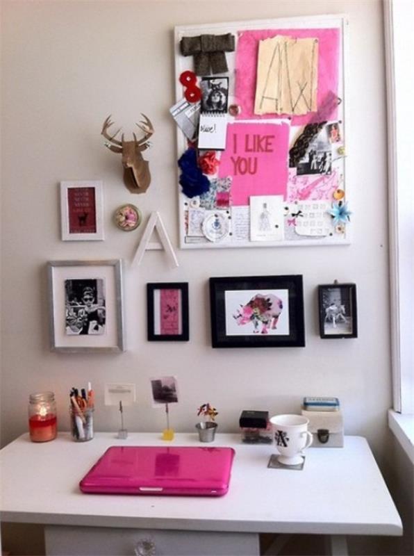 Kotitoimisto, jossa on naisellinen ilme, kuvia ja piirustuksia ripustaa seinälle inspiraationa