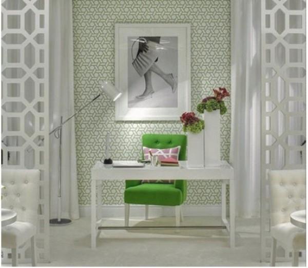 Naisellisen näköinen kotitoimisto laajemmassa tilassa yhdistää vihreät nojatuolit korostuskukiksi