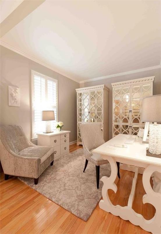 Kotitoimisto, jossa on naisellinen ilme, klassiset huonekalut, pehmeät pastellisävyt, romantiikkaa ja tyyliä