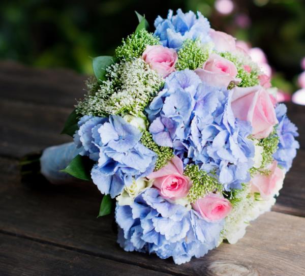 Kukkivat hortensiat tuovat yllätyksenä tyylikkään kimpussa sinisiä hortensioita ja vaaleanpunaisia ​​ruusuja