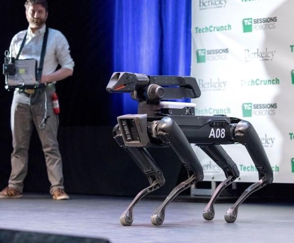 Boston Dynamicsin SpotMini -koiranrobotti tulee pian hallittujen robottien johtajaksi