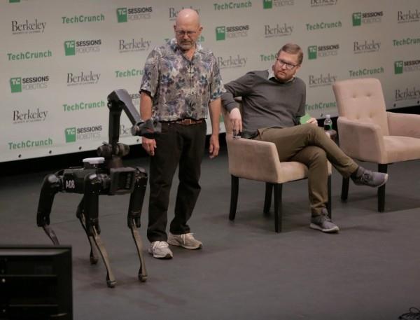 Boston Dynamicsin SpotMini -koiranrobotti tulee pian markkinoille utelias pieni robo -koira