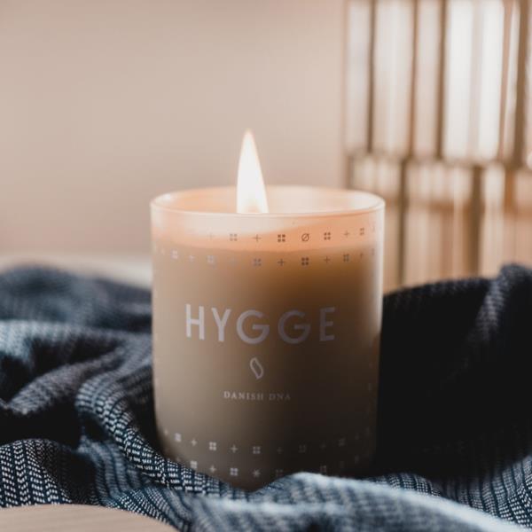 Hygge -kodin lisävarusteiden kynttiläideoita lisää kodikkuutta