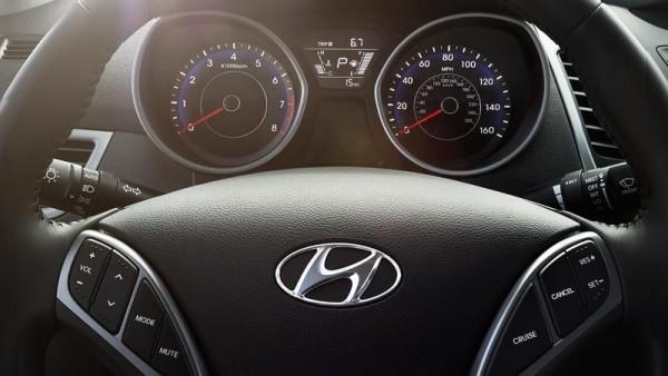 Hyundai kehittää ajotyyliäsi jäljittelevän vakionopeudensäätimen. Hyundai -ohjauspyörä vakionopeudensäätömahdollisuuksilla