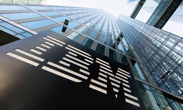 IBM patentoi maailman ensimmäisen taitettavan älykellon ibm -logonrakennuksen