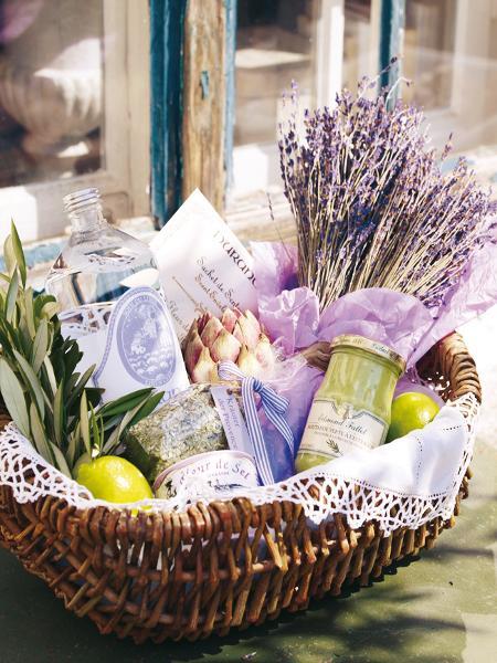 Ideoita kodin sisustus laventeli kori puutarha