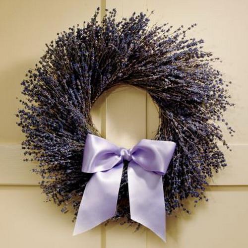 Ideoita kodin sisustamiseen laventelin seppele violetti ovi