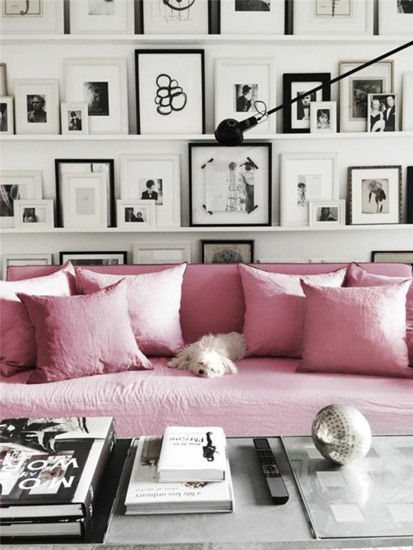 Ideoita valokuvaseinän olohuoneen seinään koristavat vaaleanpunaisen sohvan