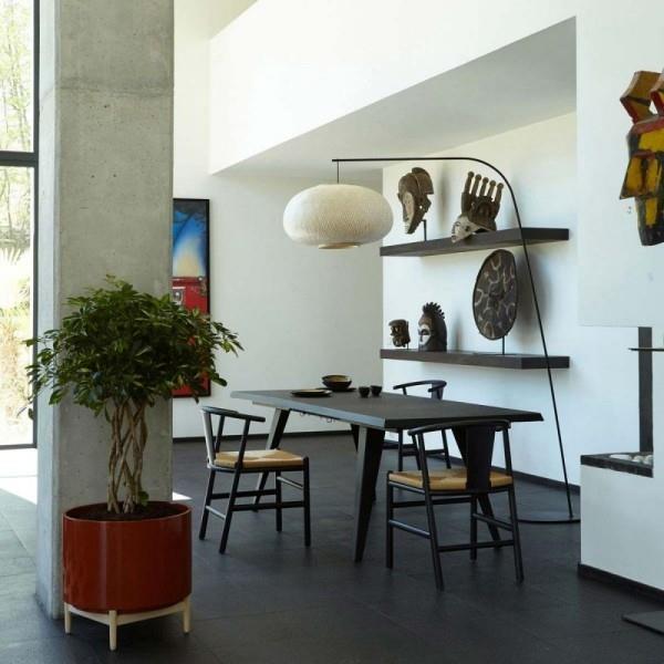 Ideoita huonekasvien sisustamiseen minimalistiseen huoneeseen, jossa on etnisiä elementtejä