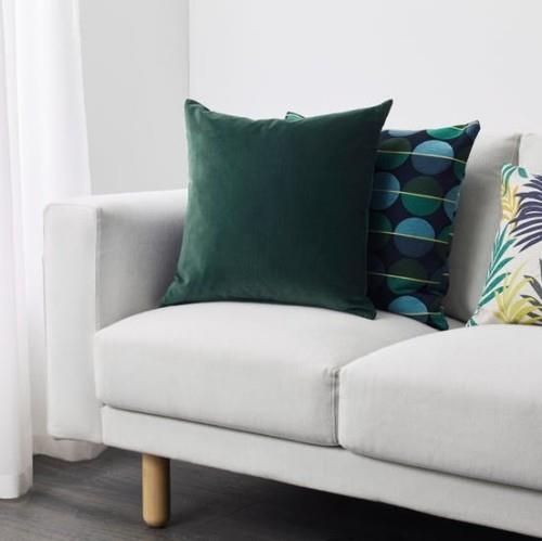 Ikean luettelo 2019 Sanela -tyynynpäälliset, jotka on valmistettu samettisista luonnonväreistä smaragdinvihreä