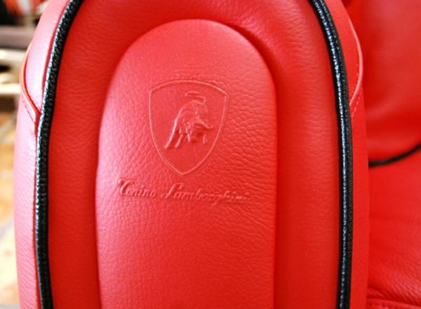 Montecarlo -huonekalut ja Tonino Lamborghinin punainen Imola S -nojatuoli