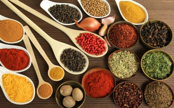 Intialainen ruoanlaitto Intialaiset mausteet curry sahramipippuri