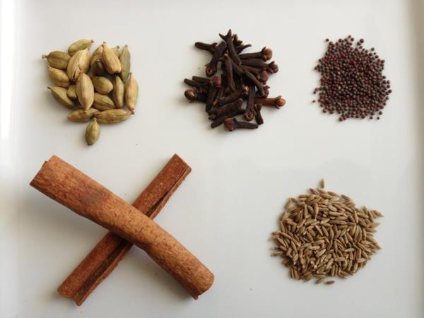 Intialainen ruoanlaitto Intialaiset mausteet neilikka kaneli kardemumma sahrami korianteri