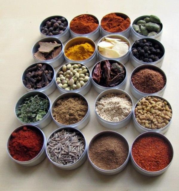 Intialainen ruoanlaitto erilaisia ​​intialaisia ​​mausteita