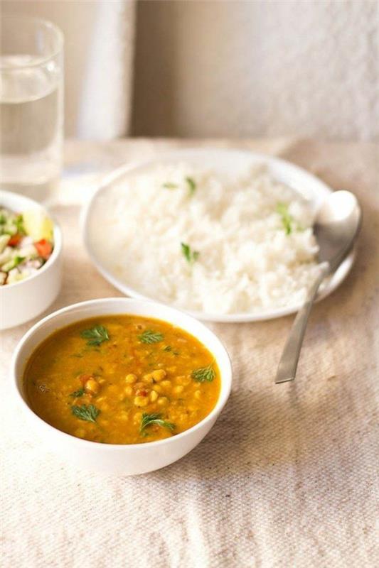 Intialainen ruoanlaitto Intialainen ruoka riisilinssi -keitto