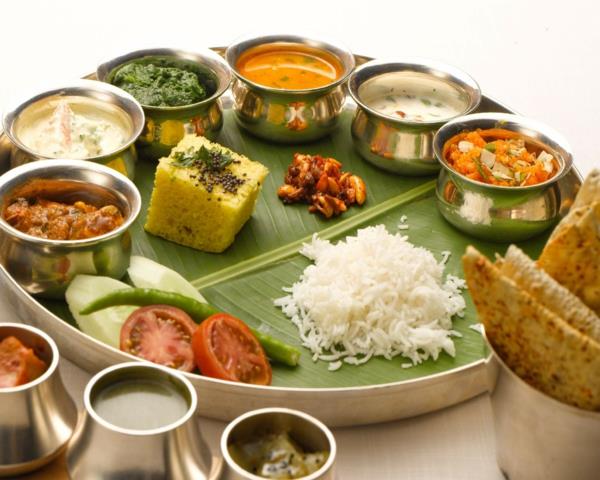 Intialainen ruoanlaitto perinteistä intialaista ruokaa