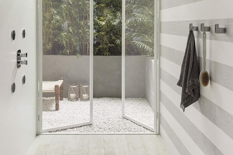 Japanilaistyylinen sisustus kylpyhuonehuonekalujen lattiakivet