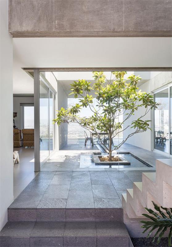 Sisäpiha suunnittelee tyylikkäästi puulle paljon kivibetonin minimalismia japanilaiseen tyyliin
