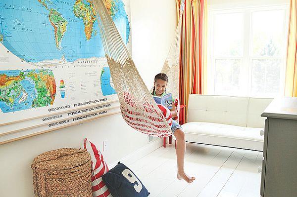 Innovatiivisia suunnittelijaideoita lastenhuoneen roikkuvan sohvan maailmankartan seinälle