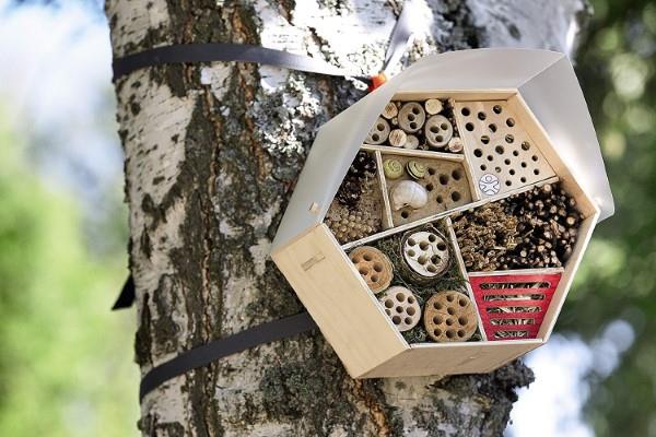 Tinker hyönteisten hotelli ja täytä kevätpuutarha iloisilla summilla geometrista modernia käytännöllisyyttä