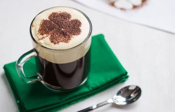 Irlantilainen kahvi kermainen herkullinen suosittu juoma juhlava menu