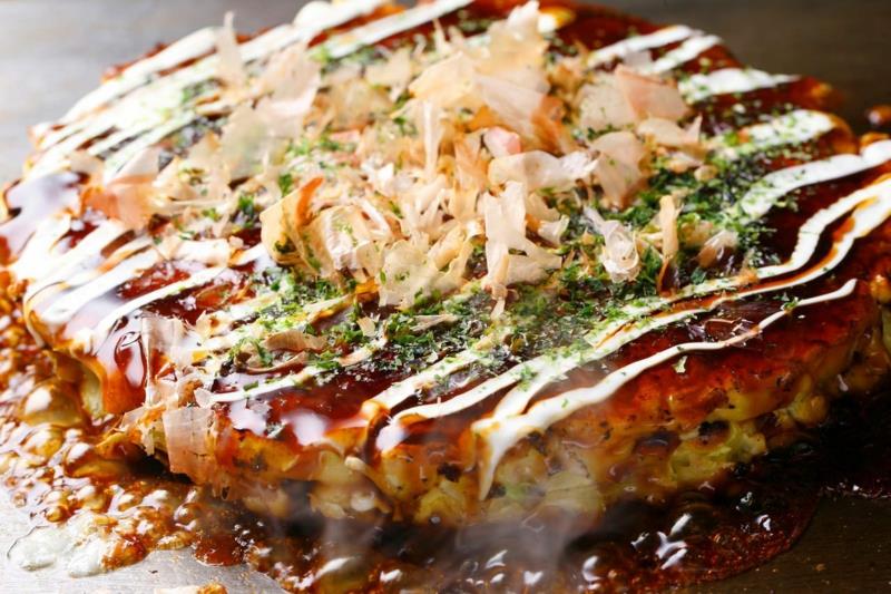Japanin Okonomiyaki -pannukakkureseptejä pannukakkuille maailmanlaajuisesti