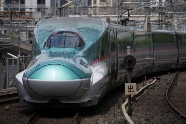 Japani testaa Alfa-X: n, maailman nopeimman suurnopeusjunan, nopeimman junan edestä katsottuna