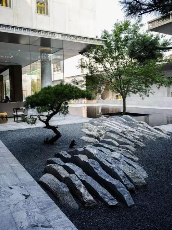 Japanilainen puutarha korkea estetiikka visuaalinen harmonia kivet kiviä tyypillisiä tyyli elementtejä