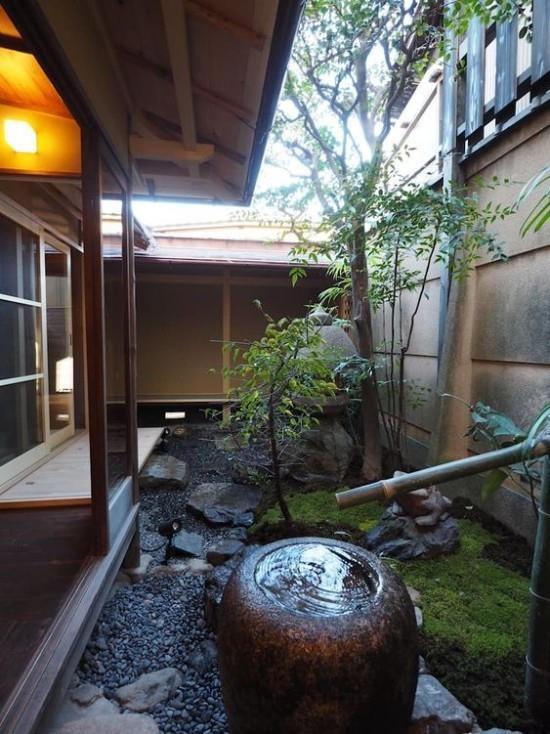 Japanilainen puutarha korkea esteettinen visuaalinen harmonia kivet sammalvesikulho