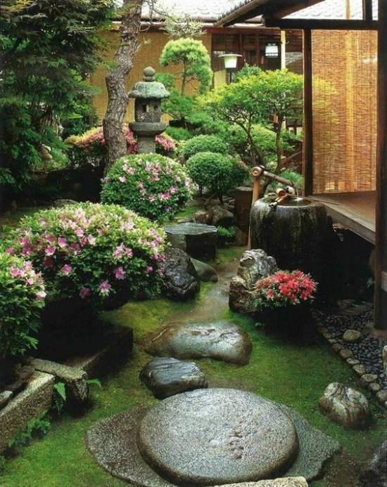 Japanilainen puutarha korkea esteettinen visuaalinen harmonia kivet sammal vihreät kasvit kukkivat pensaat